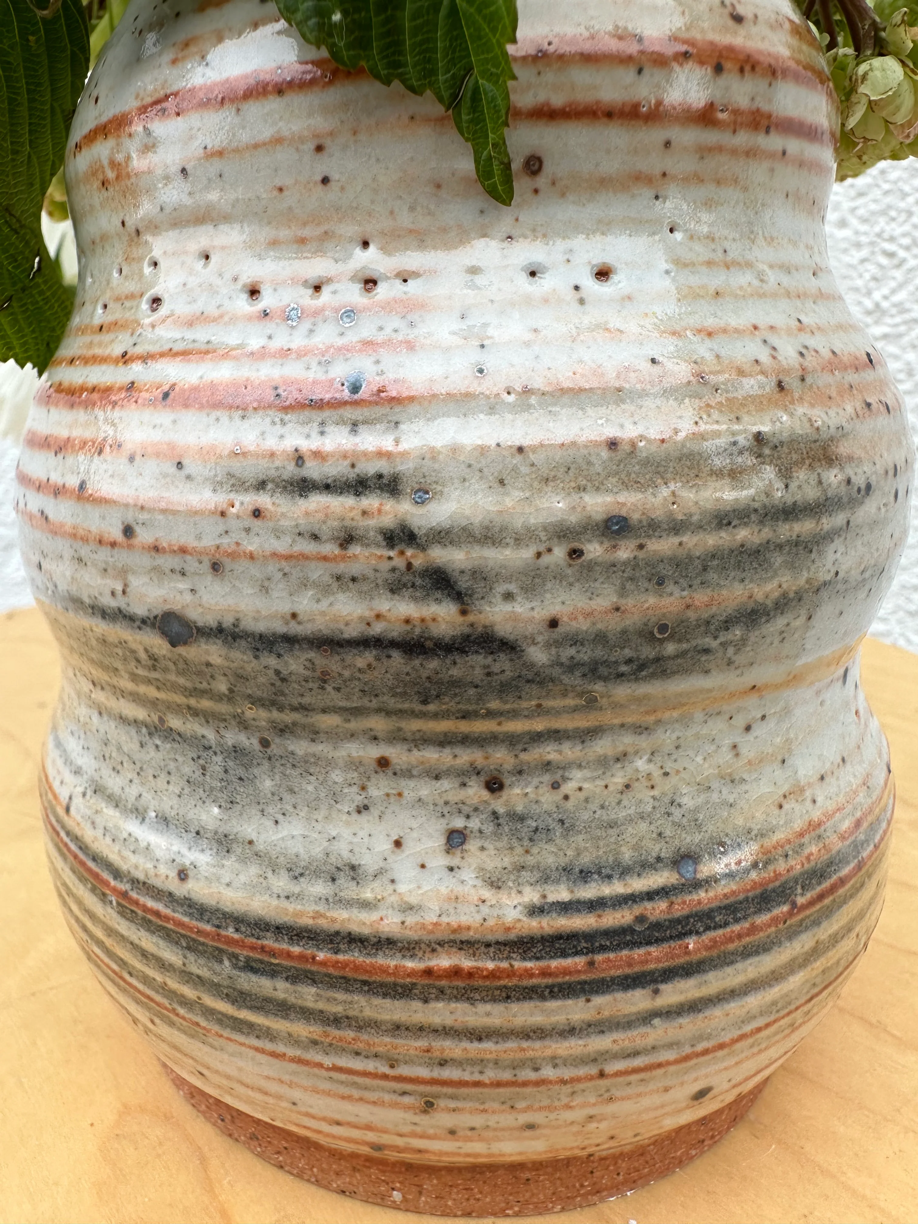 wild roots goldie striped, speckled medium vase with carbon trapping - Image 4