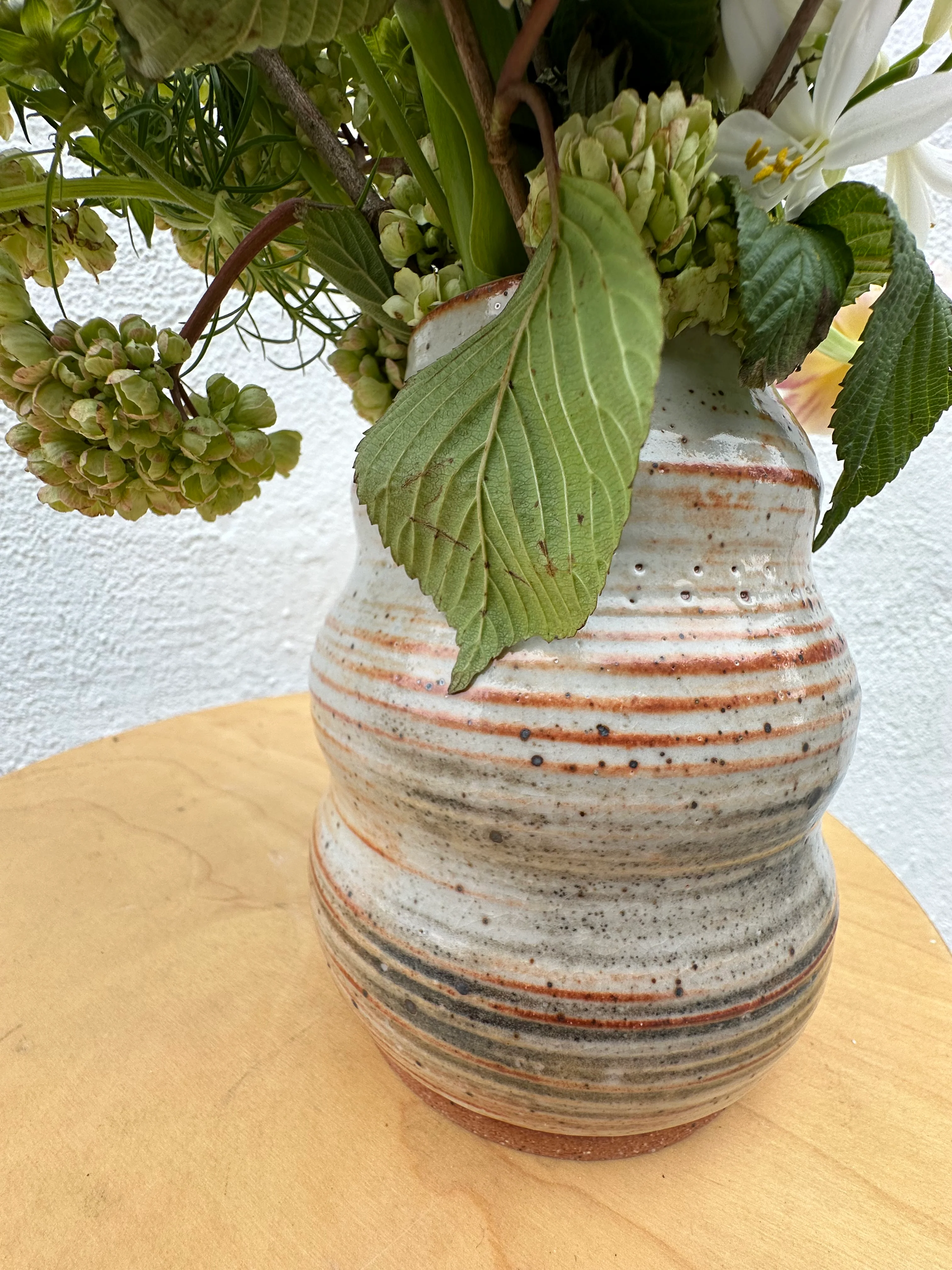 wild roots goldie striped, speckled medium vase with carbon trapping - Image 5