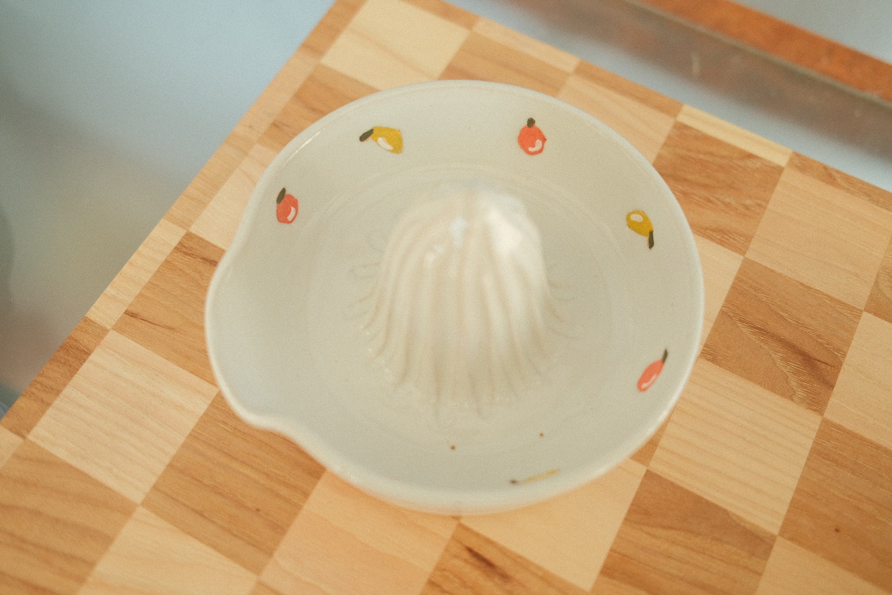 handmade juicer w. hand painted fruit motifs - Image 4