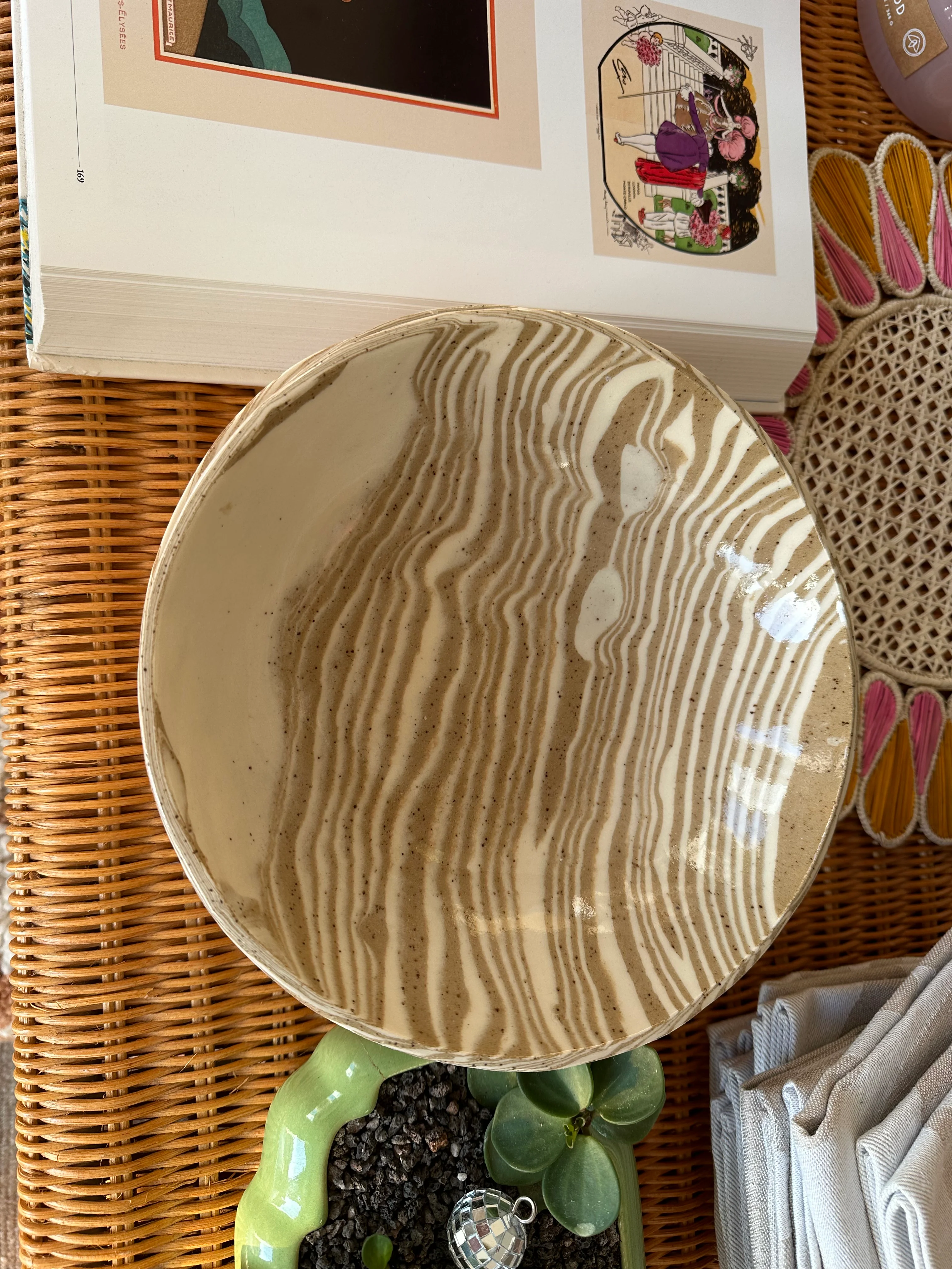 white and beige nerikomi serving bowl - Image 3